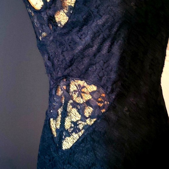 Short/mini Dress sz LG material stretches Black netting Gold zipper in Back - Picture 4 of 12